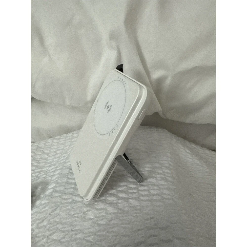 iWalk 5000mAh Magnetic Wireless Portable Charger With Stand White
